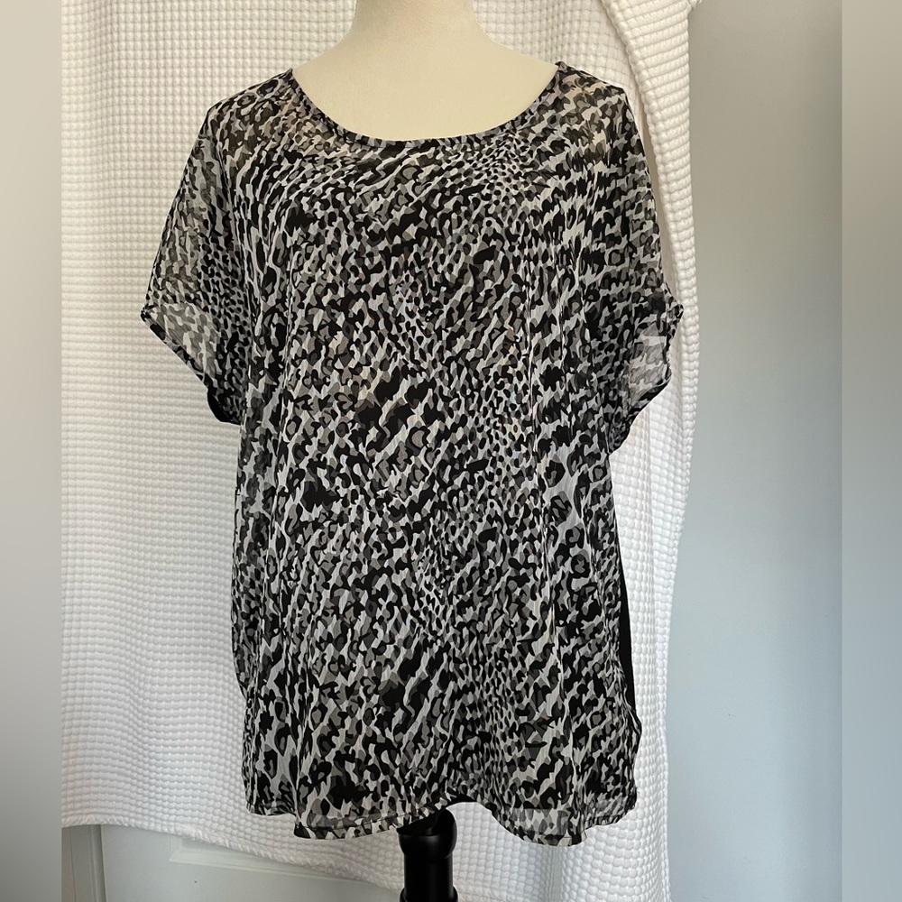 MIX & CO Black, gray and white print shirt size XL.